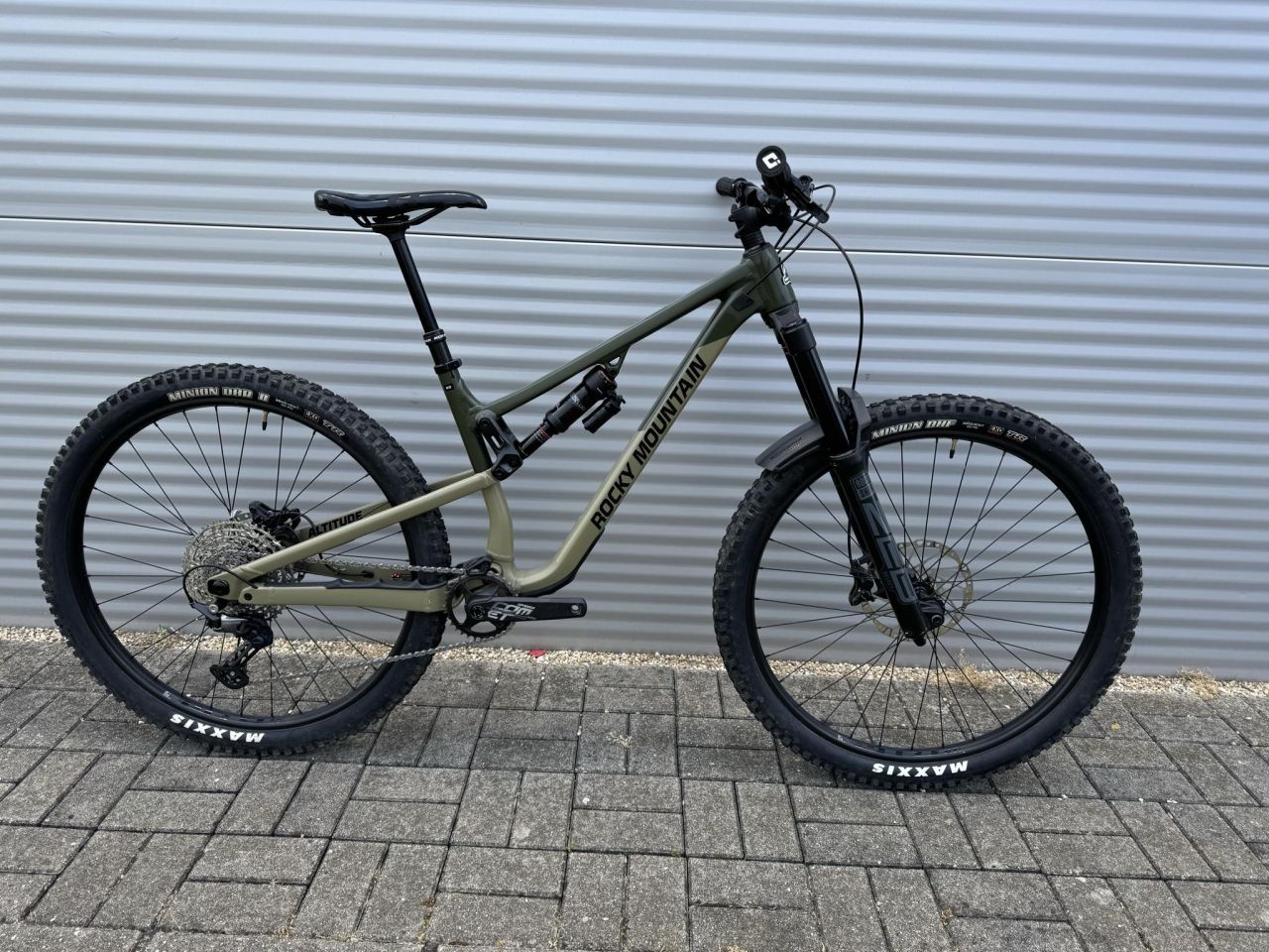 2022 Rocky Mountain Altitude Alloy 30 Kerékpár