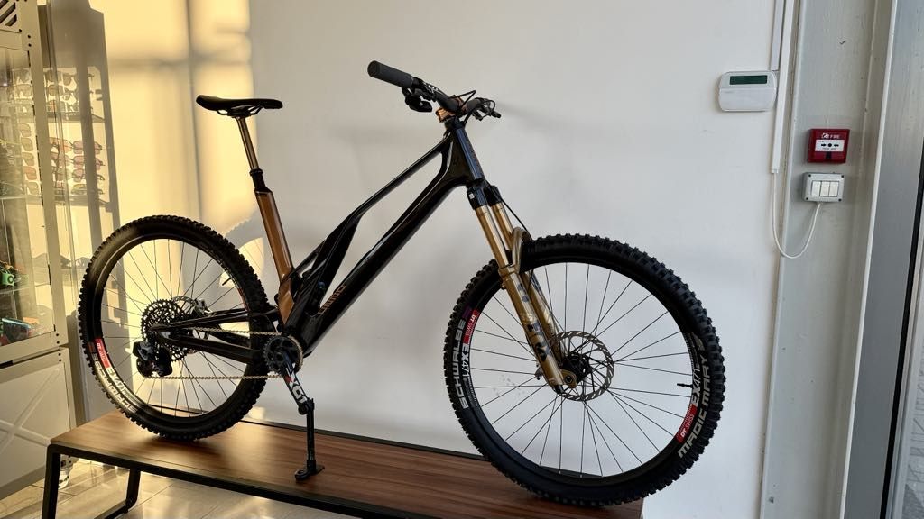 UNNO Dash R3 Custom Limited Fox Enduro kerékpár