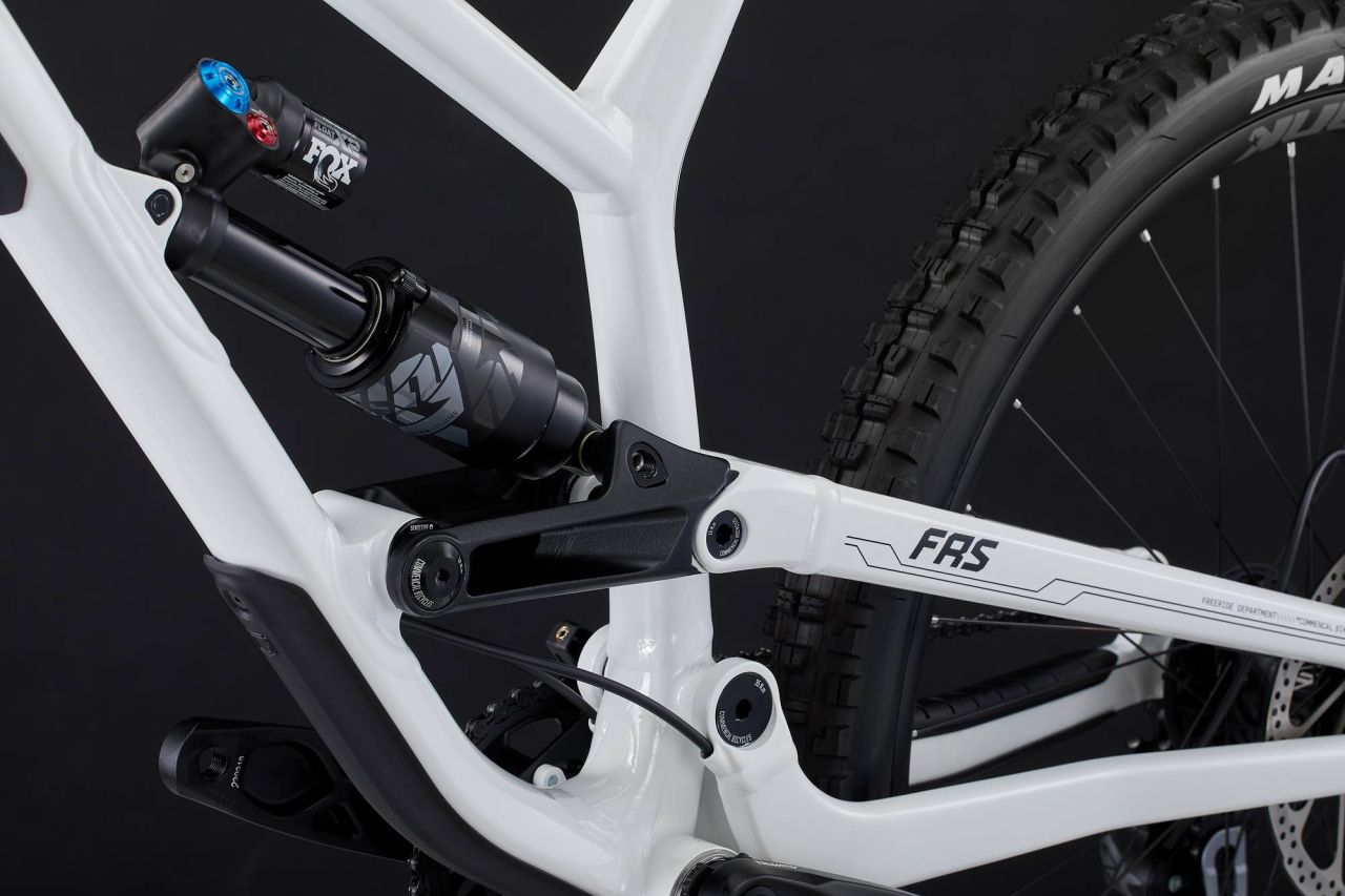 2024 COMMENCAL FRS ESSENTIAL PURE WHITE Freeride/ Downhill Kerékpár