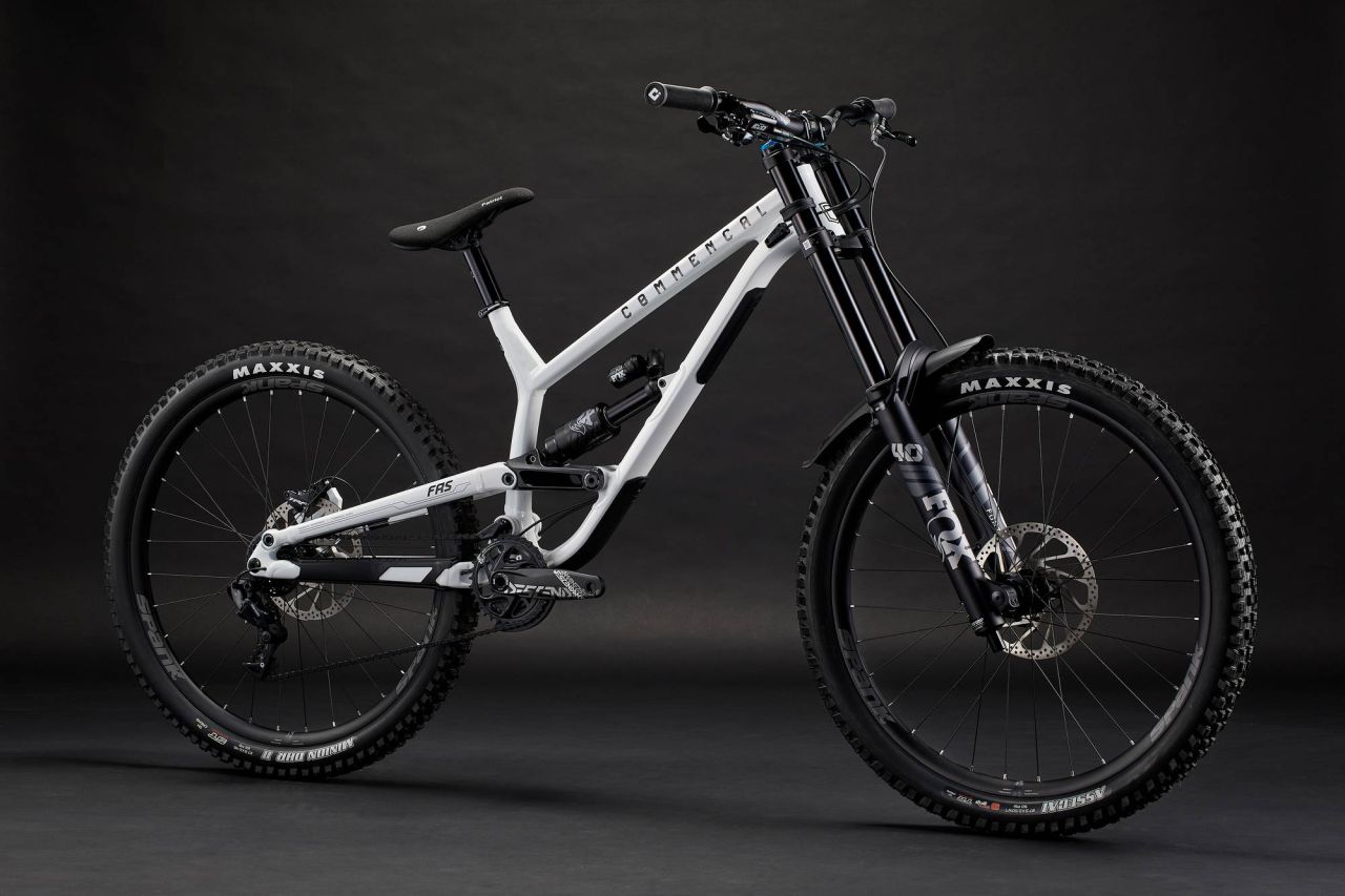 2024 COMMENCAL FRS ESSENTIAL PURE WHITE Freeride/ Downhill Kerékpár