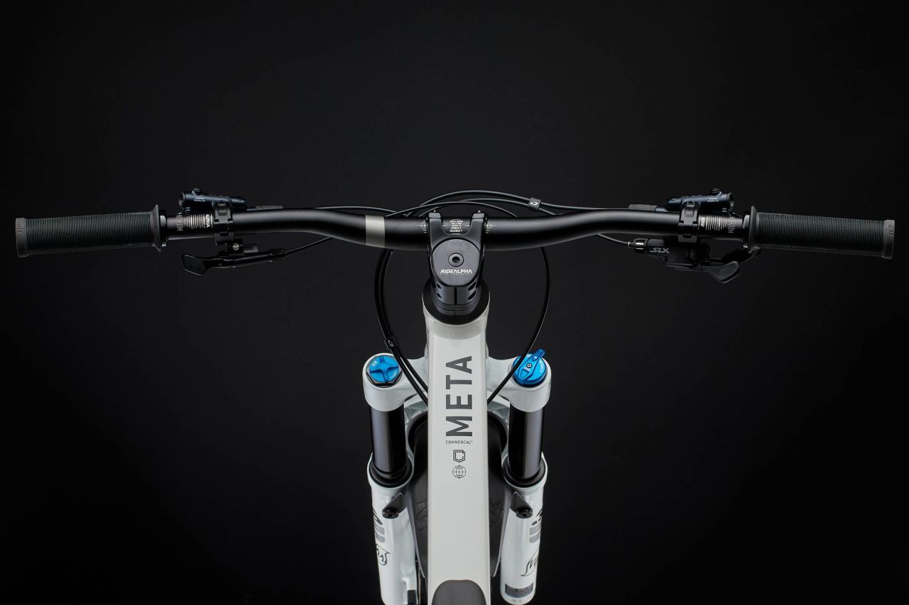 COMMENCAL META V5 ESSENTIAL PURE WHITE Enduro Kerékpár