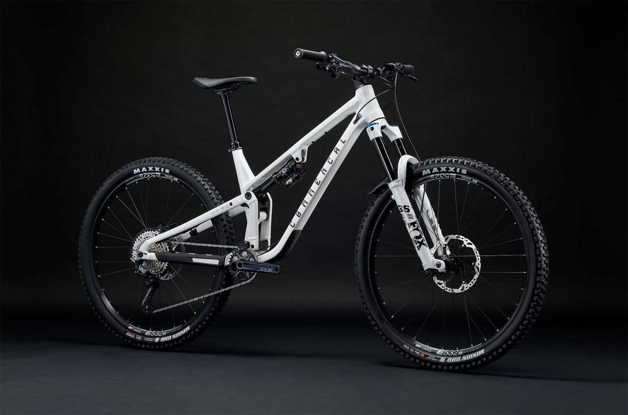 COMMENCAL META V5 ESSENTIAL PURE WHITE Enduro Kerékpár