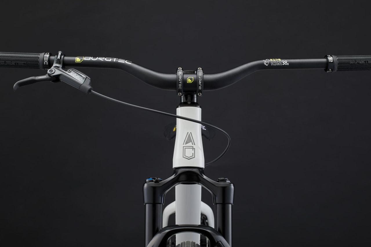 2024 COMMENCAL ABSOLUT PIKE BLACK PURE WHITE Dirt Kerékpár