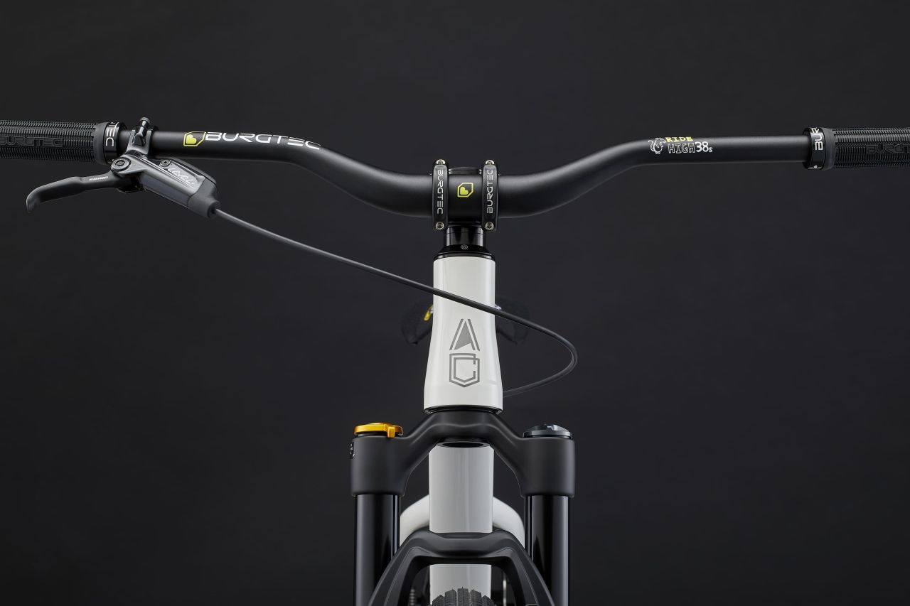 COMMENCAL ABSOLUT BOMBER BLACK PURE WHITE Dirt Kerékpár