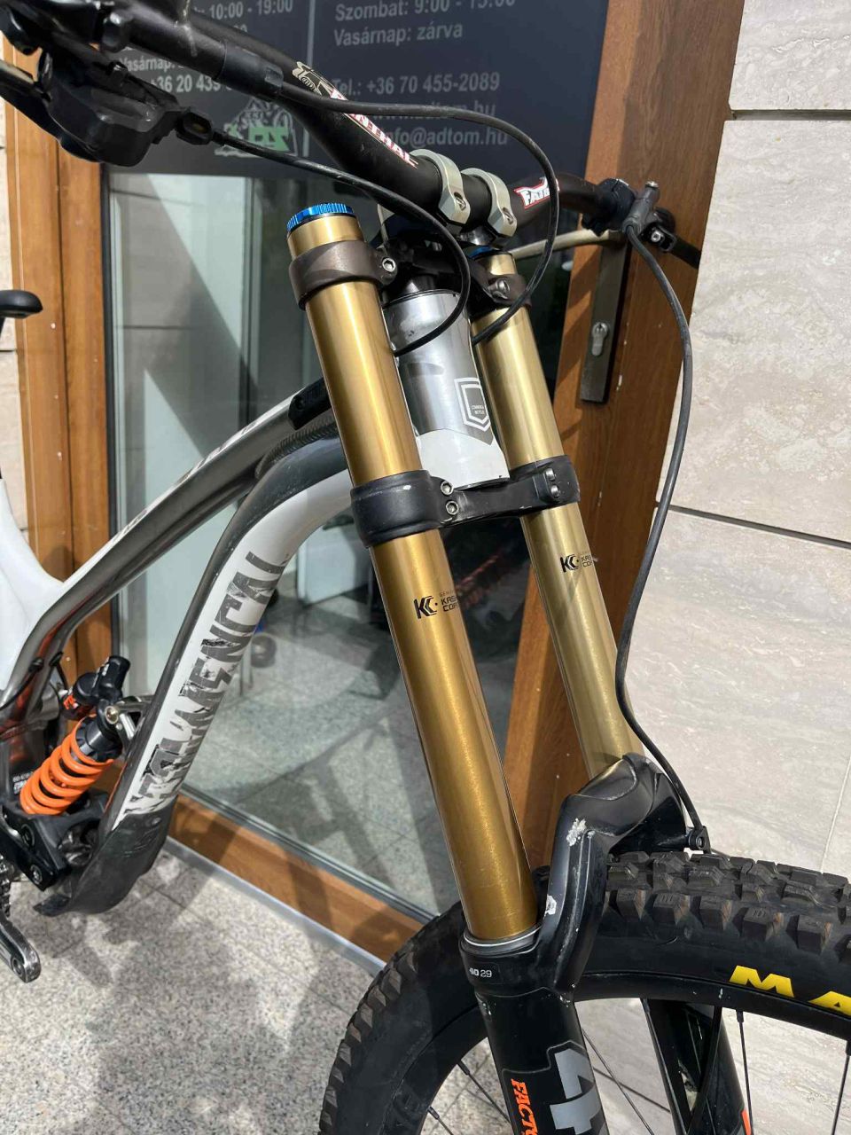 2021 Commencal Supreme V4 Downhill Kerékpár