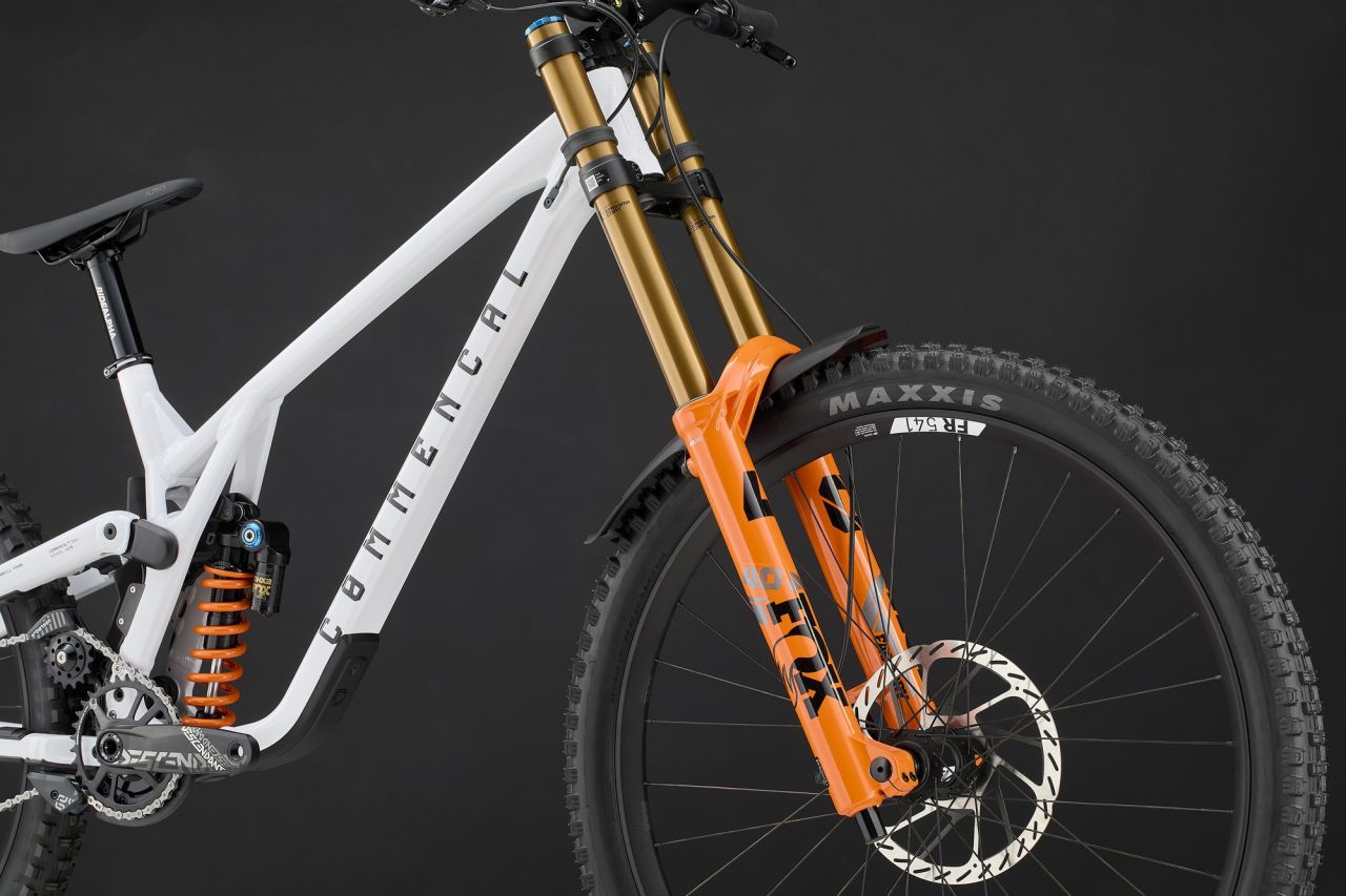 2026 COMMENCAL SUPREME DH V5 SIGNATURE PURE WHITE Downhill Kerékpár