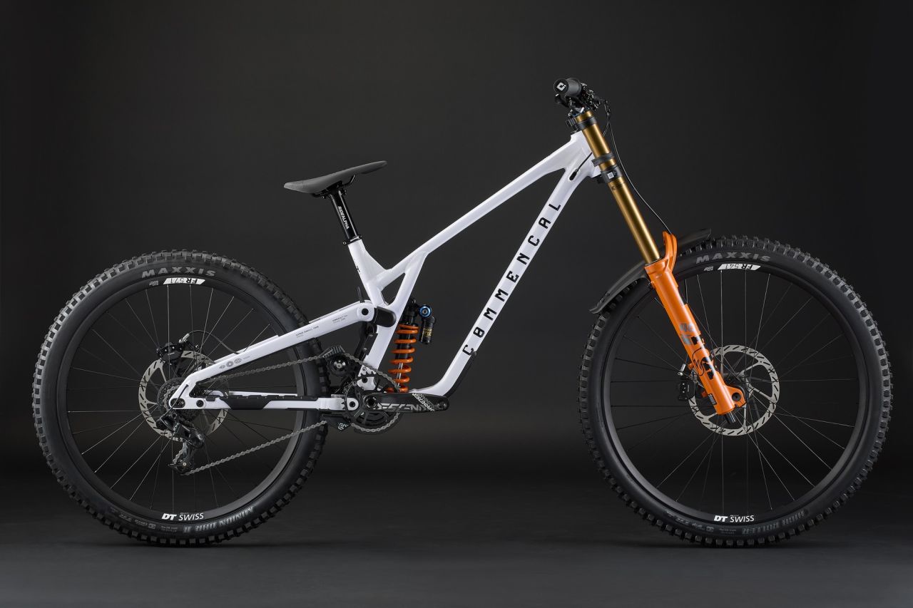 2026 COMMENCAL SUPREME DH V5 SIGNATURE PURE WHITE Downhill Kerékpár