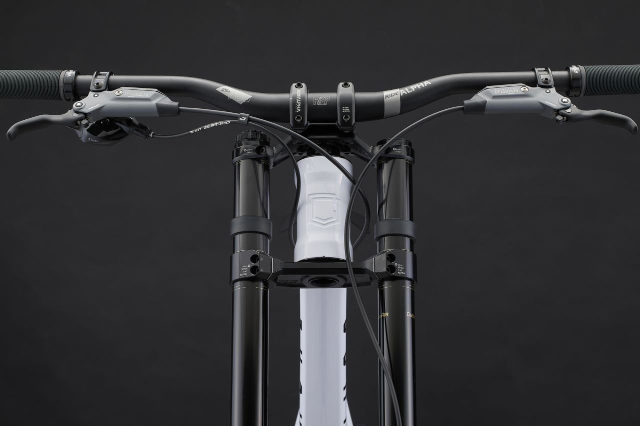 2026 COMMENCAL SUPREME DH V5 ROCKSHOX PURE WHITE Downhill Kerékpár