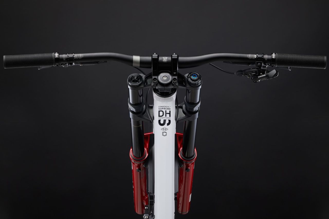 2026 COMMENCAL SUPREME DH V5 ROCKSHOX PURE WHITE Downhill Kerékpár