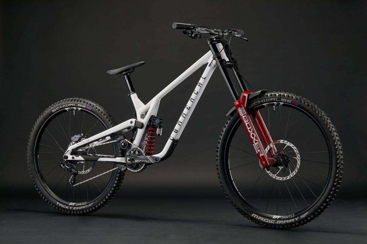 2026 COMMENCAL SUPREME DH V5 ROCKSHOX PURE WHITE Downhill Kerékpár