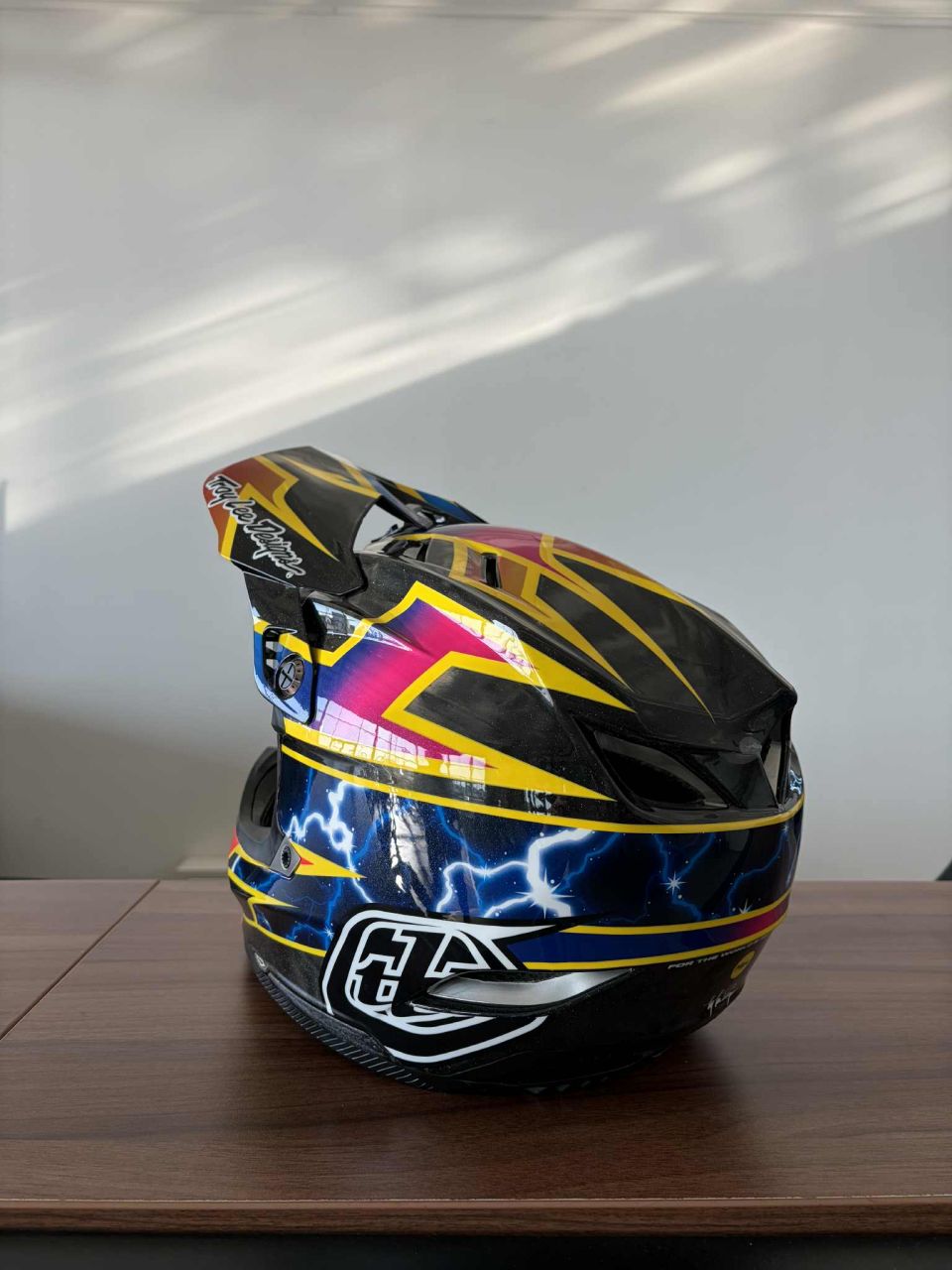 Troy Lee Designs D4 CARBON FEJVÉDŐ 