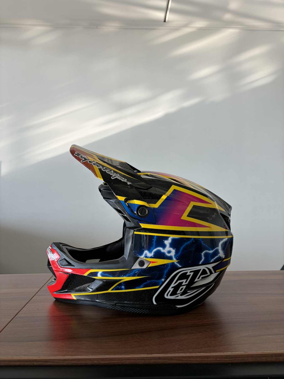 Troy Lee Designs D4 CARBON FEJVÉDŐ 