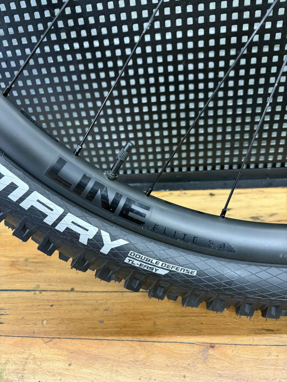 Bontrager Line Elite 30 Mullet Karbon Kerékszett