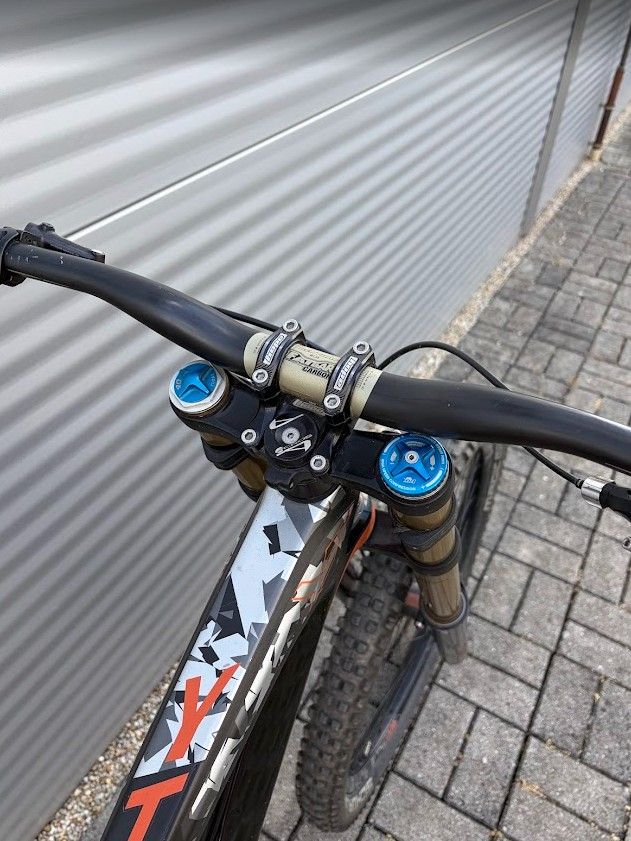 2016 YT Tues CF Pro Downhill Kerékpár