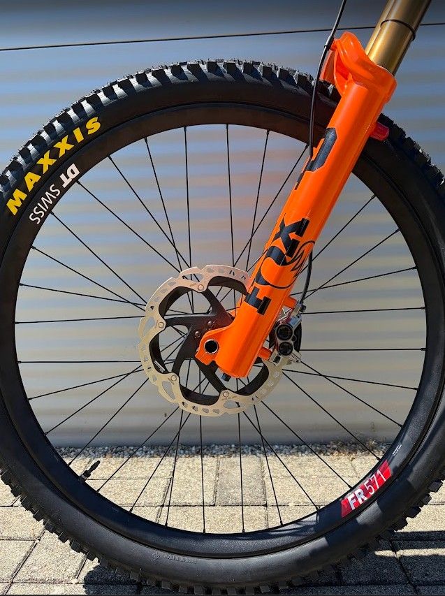 2027 Santa Cruz V10 Downhill Kerékpár