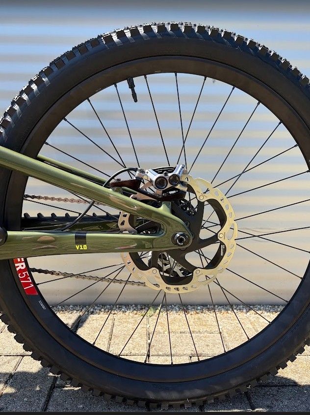 2027 Santa Cruz V10 Downhill Kerékpár