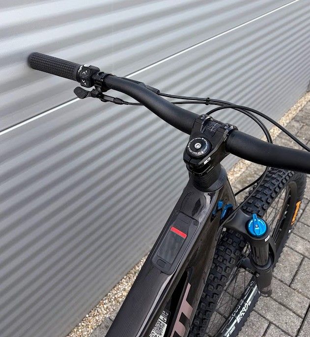 2026 Pivot Shuttle AMP'd Ride GX E-Bike