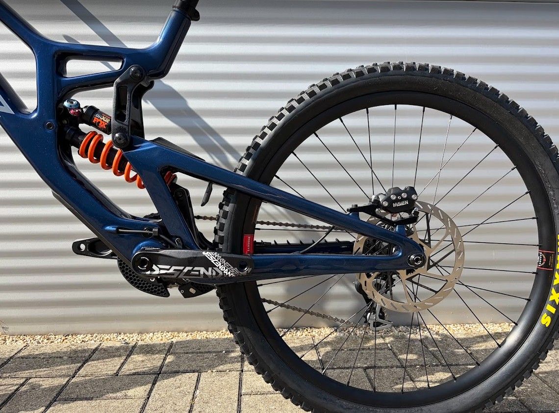 2027 Santa Cruz V10 Downhill Kerékpár