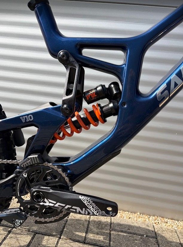 2027 Santa Cruz V10 Downhill Kerékpár
