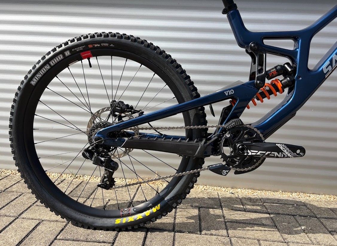 2027 Santa Cruz V10 Downhill Kerékpár