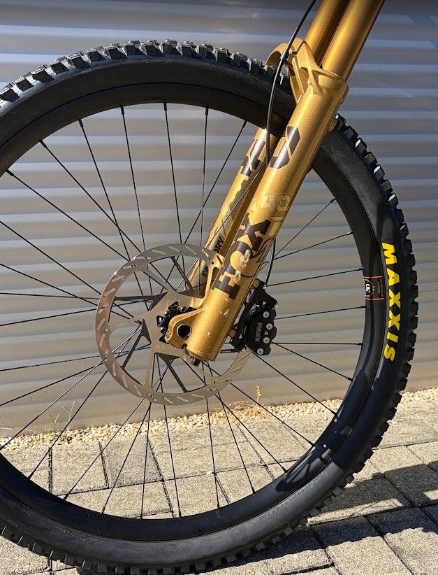 2027 Santa Cruz V10 Downhill Kerékpár