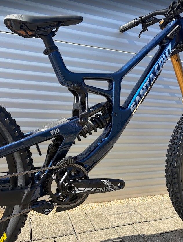 2027 Santa Cruz V10 Downhill Kerékpár