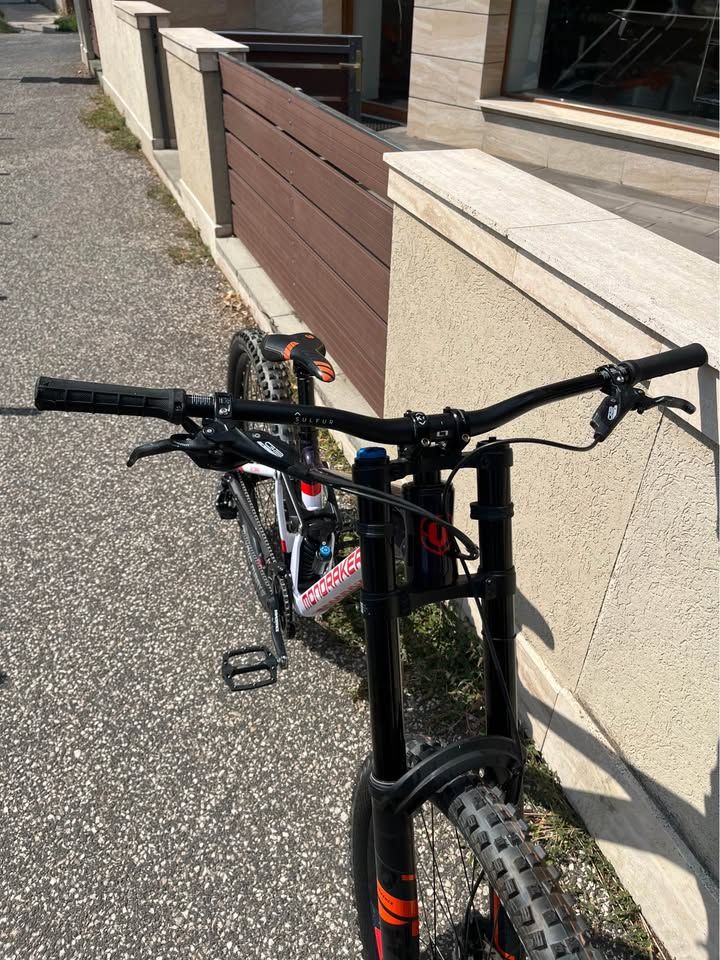 2022 Mondraker Summum AL Downhill Kerékpár