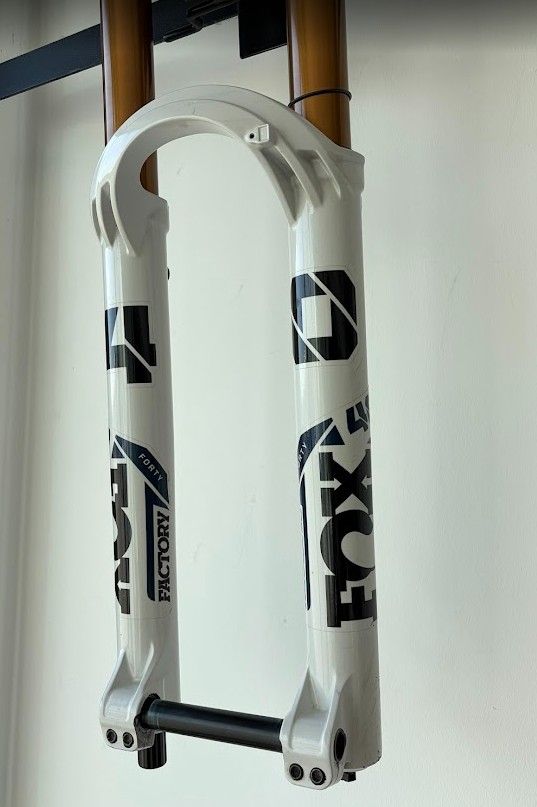 2024 FOX 40 FLOAT FACTORY GRIP 2 203MM 29 Villa