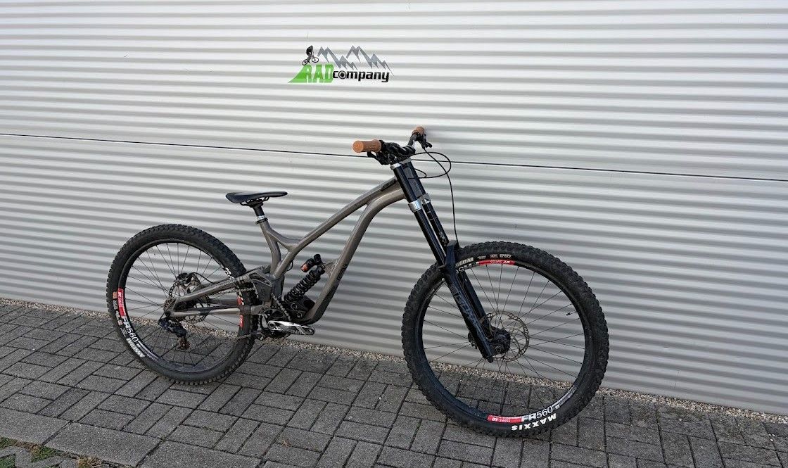 Commencal Supreme V4 Downhill Kerékpár 