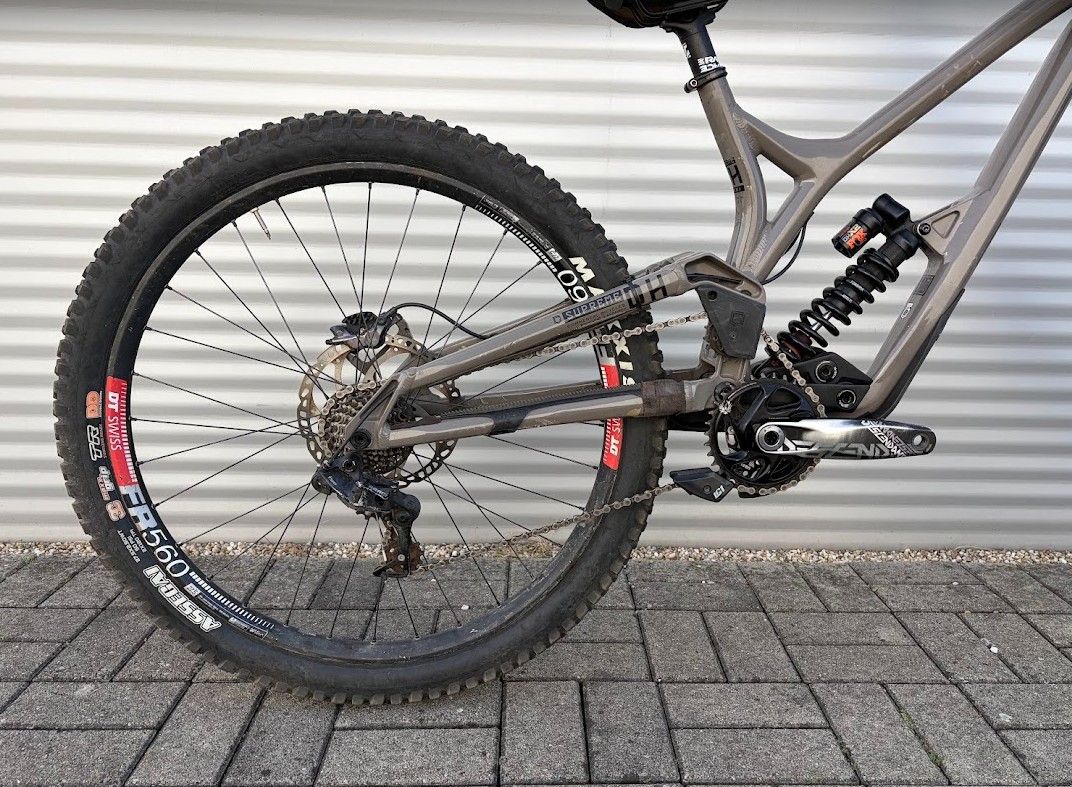 Commencal Supreme V4 Downhill Kerékpár 