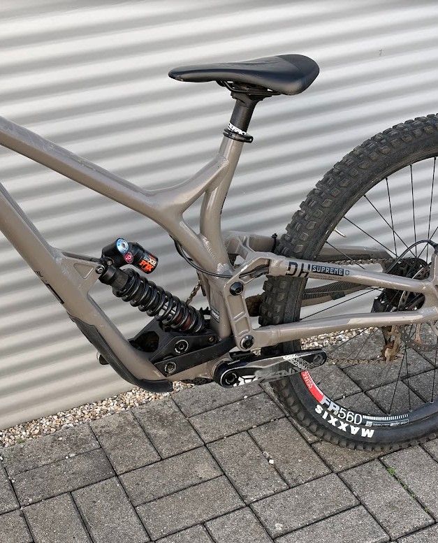 Commencal Supreme V4 Downhill Kerékpár 