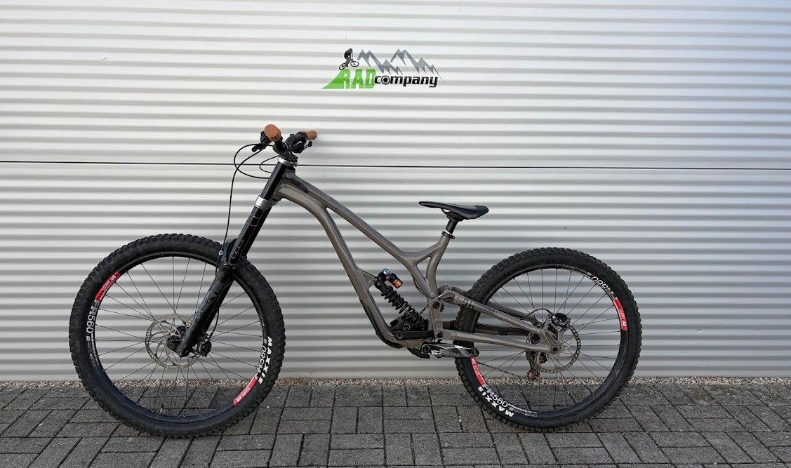 Commencal Supreme V4 Downhill Kerékpár 
