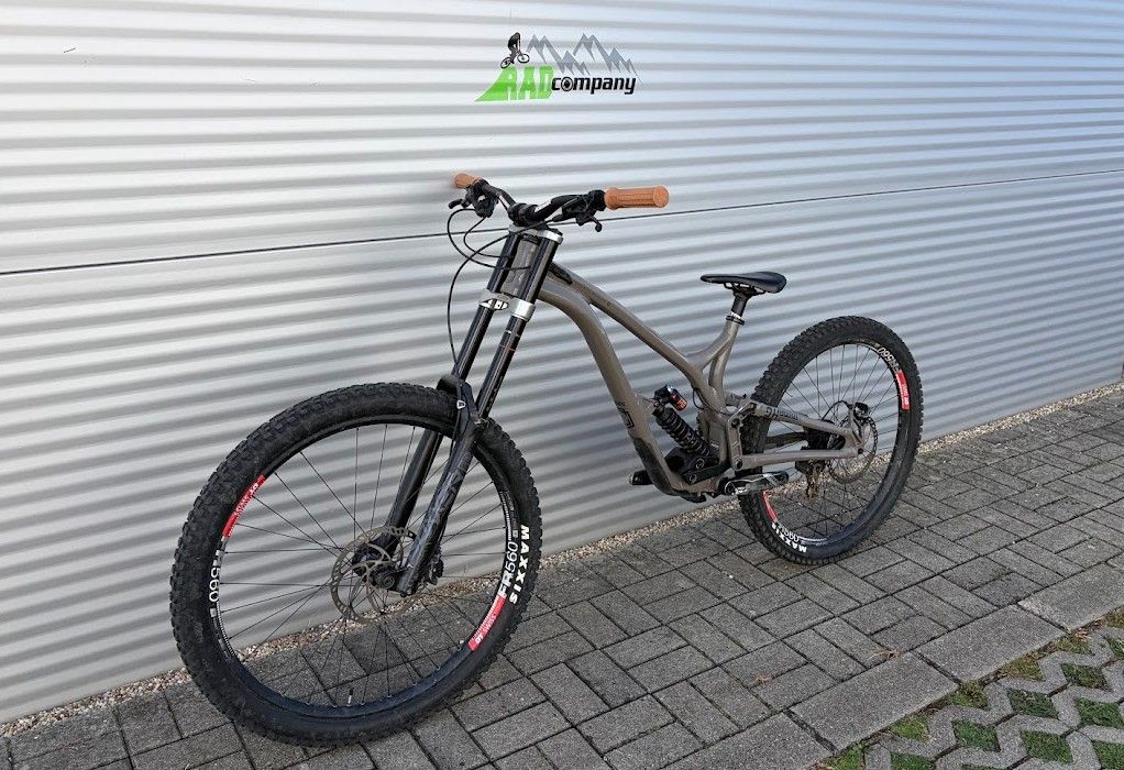 Commencal Supreme V4 Downhill Kerékpár 