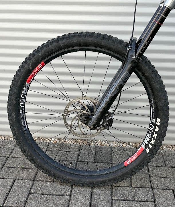Commencal Supreme V4 Downhill Kerékpár 