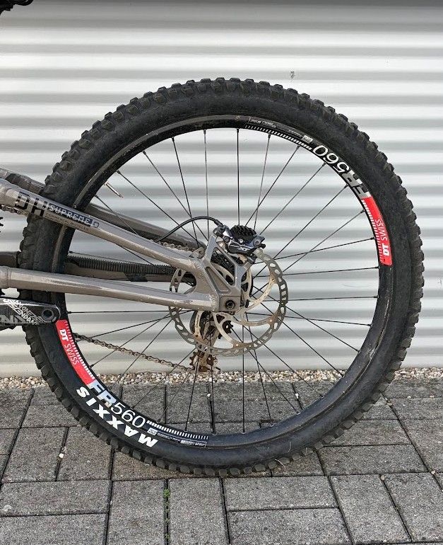 Commencal Supreme V4 Downhill Kerékpár 