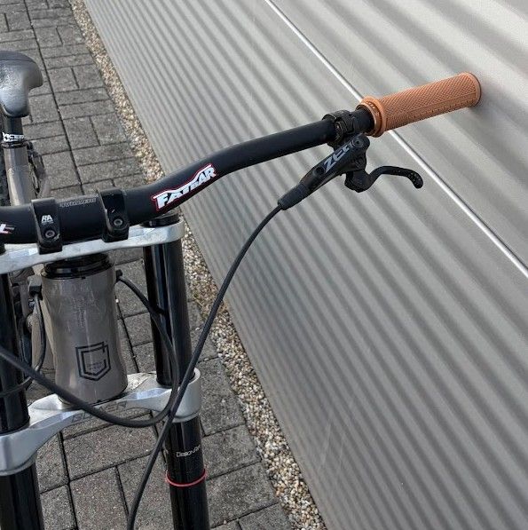 Commencal Supreme V4 Downhill Kerékpár 