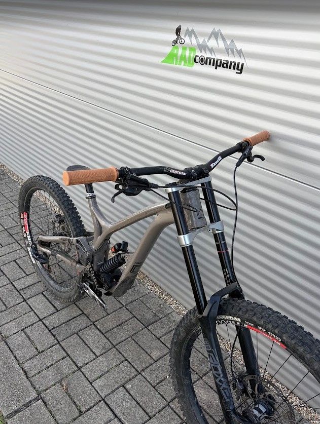 Commencal Supreme V4 Downhill Kerékpár 