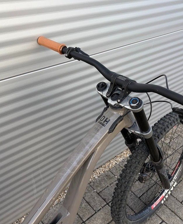 Commencal Supreme V4 Downhill Kerékpár 