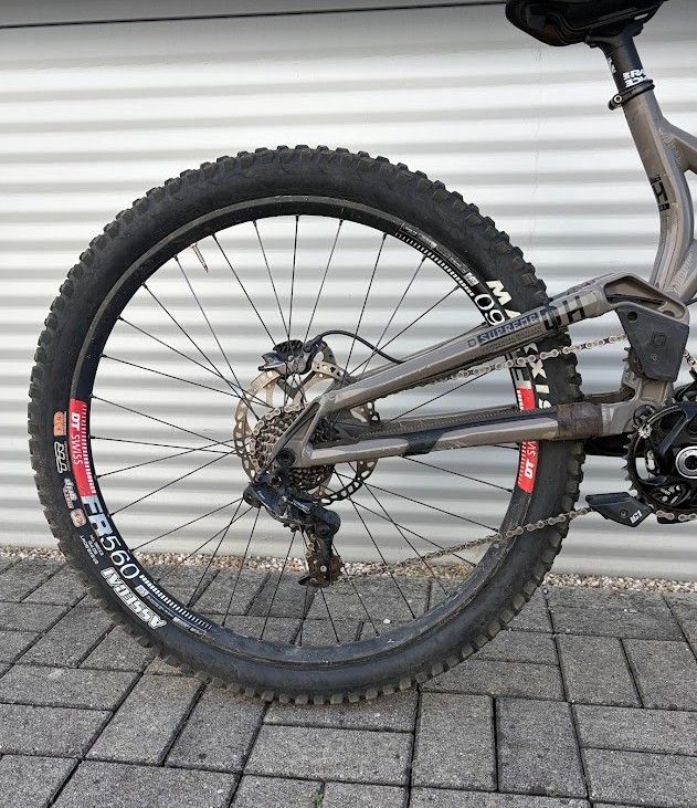 Commencal Supreme V4 Downhill Kerékpár 