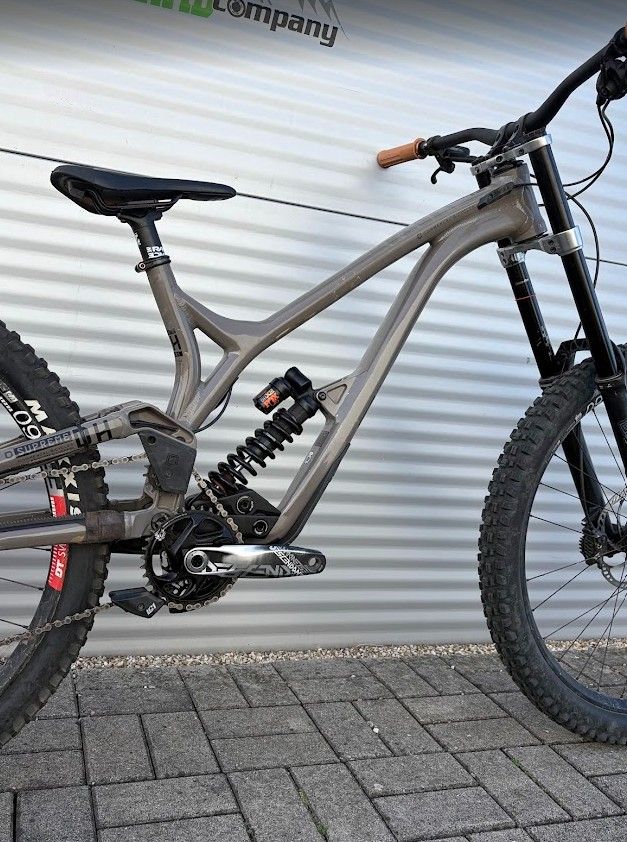 Commencal Supreme V4 Downhill Kerékpár 