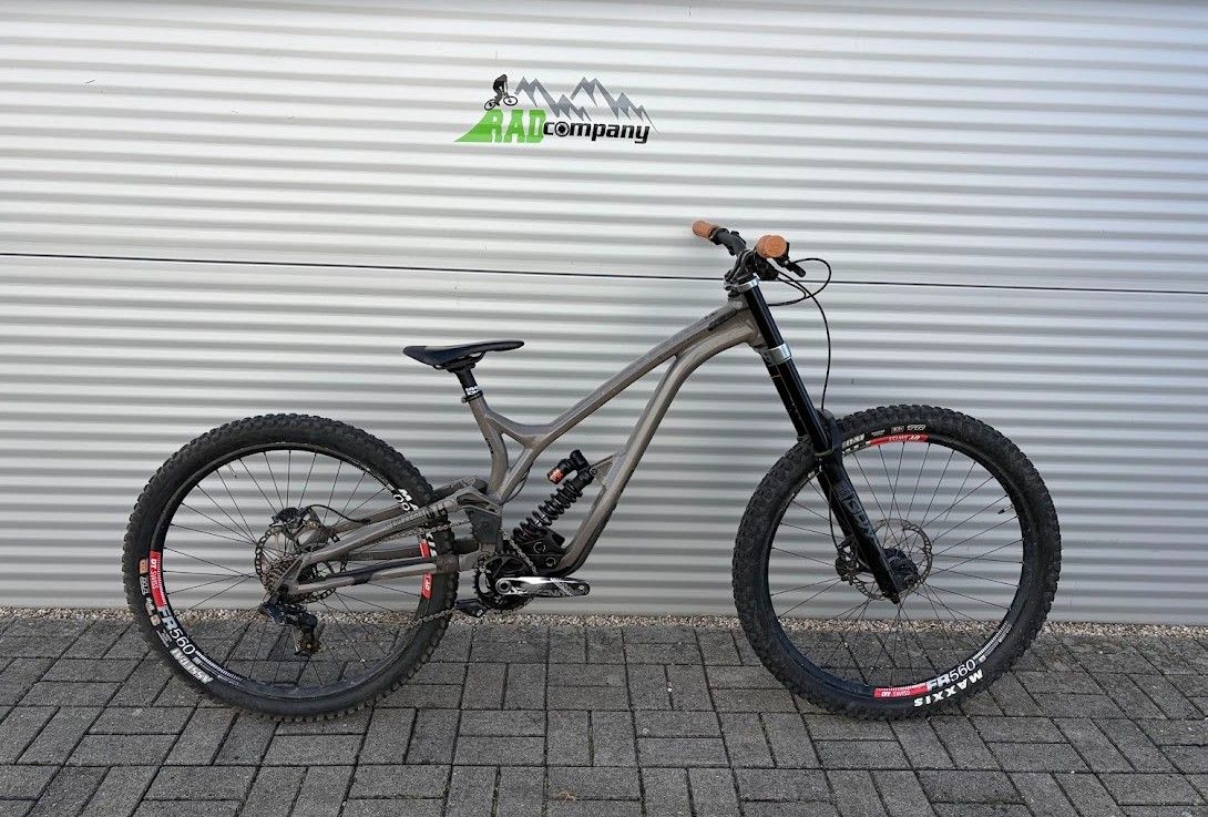 Commencal Supreme V4 Downhill Kerékpár 